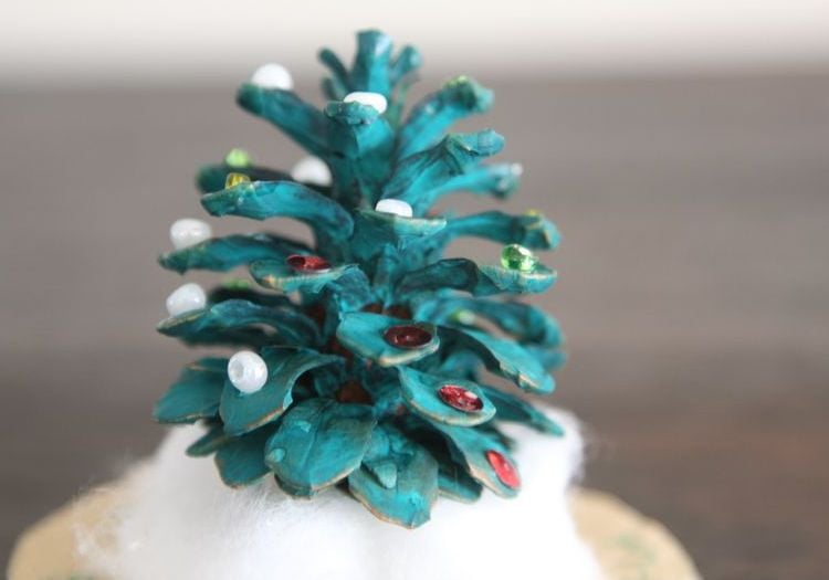 bricolage-enfants-cone-pin-sapin-strass-perle