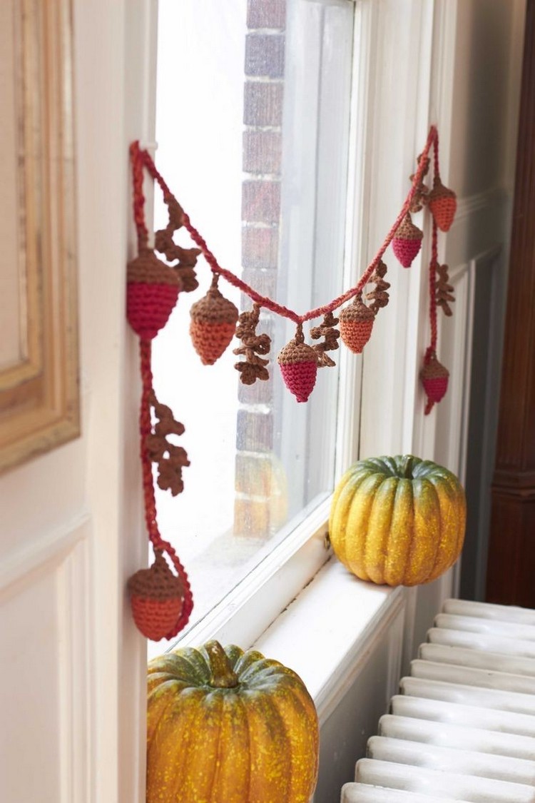 bricolage-facile-déco-fenêtre--automne-Halloween-citrouille-glandes