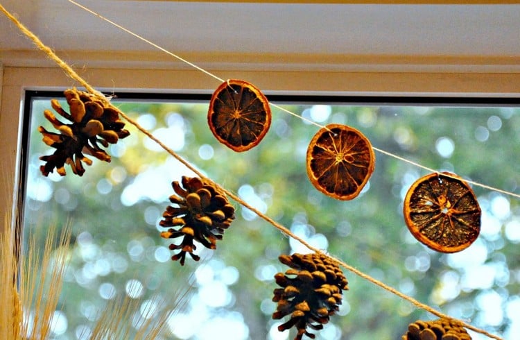 bricolage-facile-déco-fenêtre--citrons-pin-cone-guirlandes