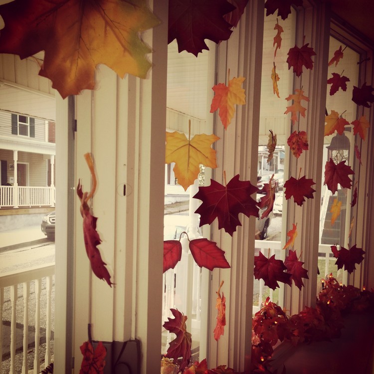 bricolage-facile-déco-fenêtre--feuilles-automnes-