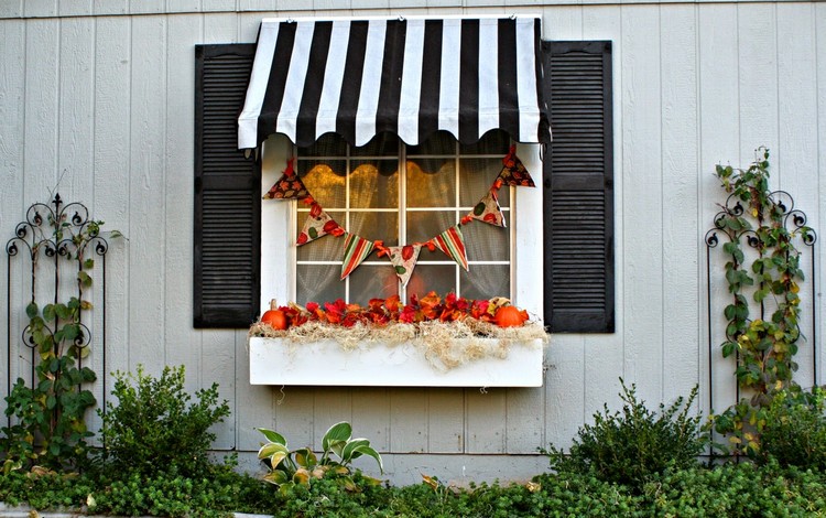 bricolage-facile-déco-fenêtre--guirlande-Halloween-citrouilles-jardin