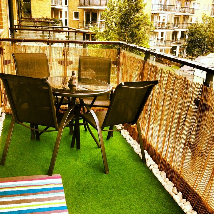 brise-vue-balcon-bambou-table-verre-chaise-pelouse-artificielle