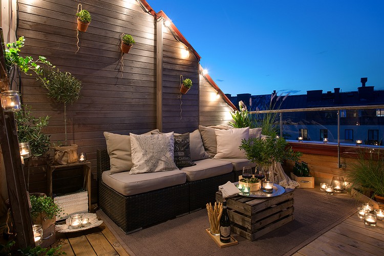 brise-vue balcon bois-eclairage-exterieur-coussins-table-bougies-deco-exterieur