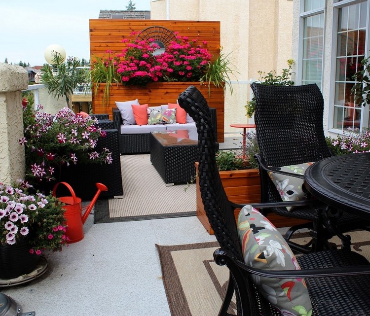 brise vue balcon bois-fleurs-arrosoir-chaise-table-fauteuils