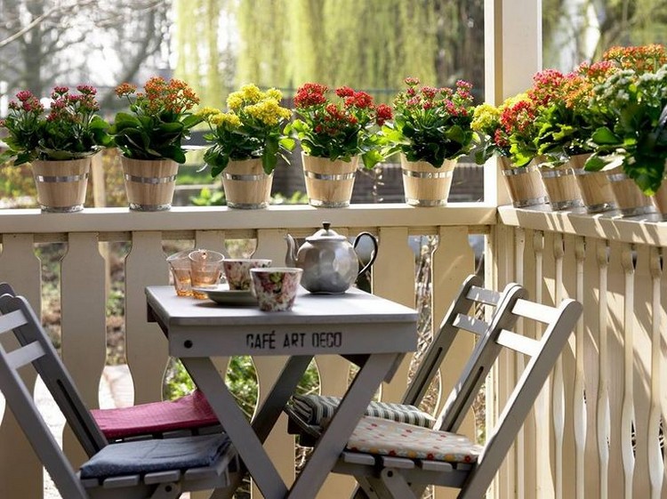 brise-vue-balcon-bois-table-rectangulaire-chaise-fleurs-pots