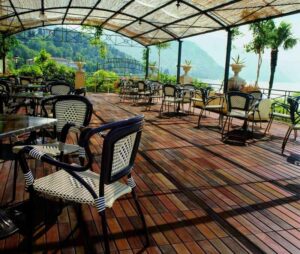caillebotis-bois-terrasse-Ikea-tables-chaises-palmiers