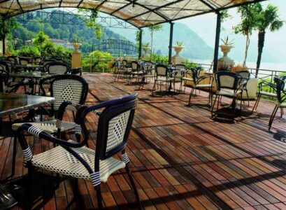 caillebotis-bois-terrasse-Ikea-tables-chaises-palmiers