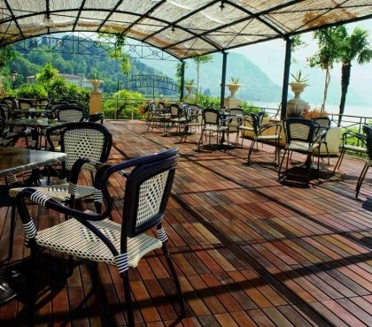 caillebotis-bois-terrasse-Ikea-tables-chaises-palmiers