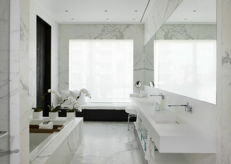 carrelage-sol-marbre-salle-bains-blanche-classique-miroir-orchidées