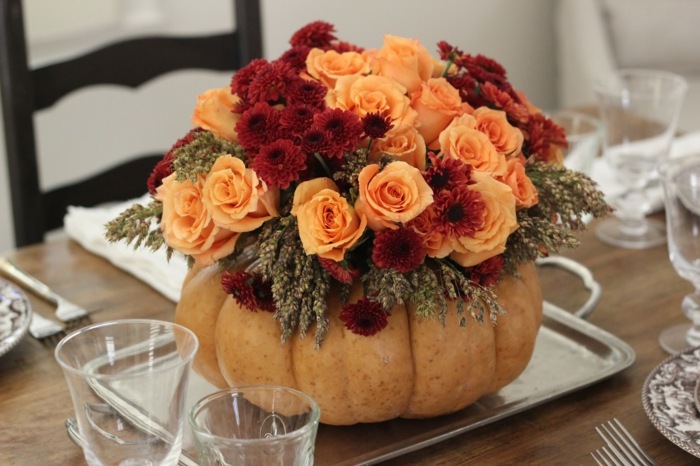 centre-table-rustique-composition-florale-vase-citrouille-plateau