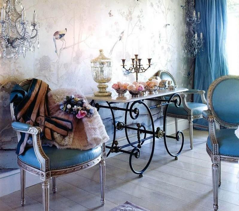 chaises-médaillon-table-métal-marbre-papier-peint-style-shabby