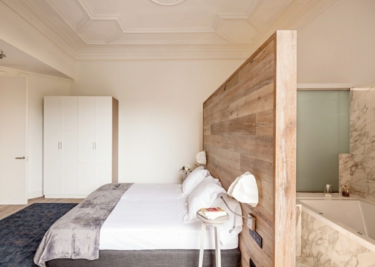 chambre-coucher-moderne-paroi-bois-salle-bains-attenante chambre à coucher moderne