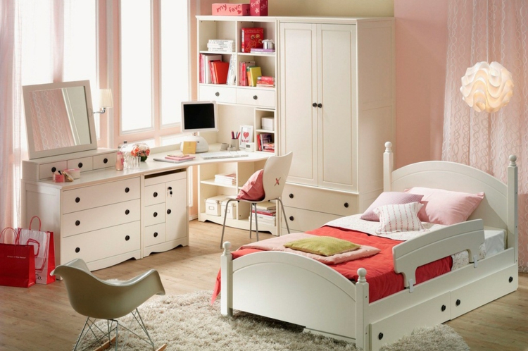 chambre-enfant-blanche-armoire-rangement-lit-chaise-bascule-parquet-flottant-suspension