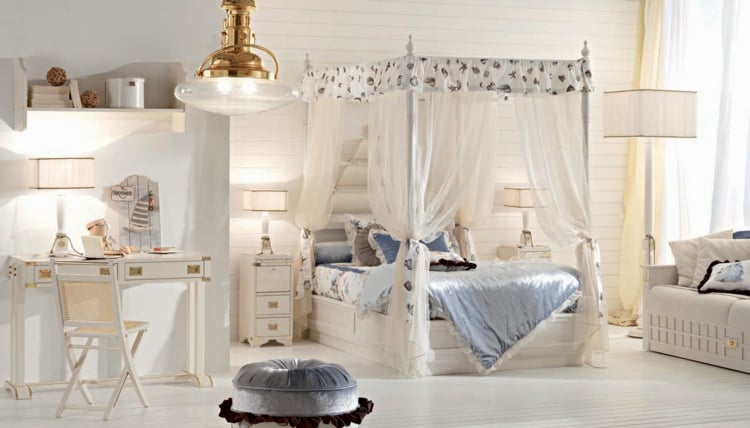 chambre-enfant-blanche-lit-baldaquin-lampe-plafond-chaise-table-chevet