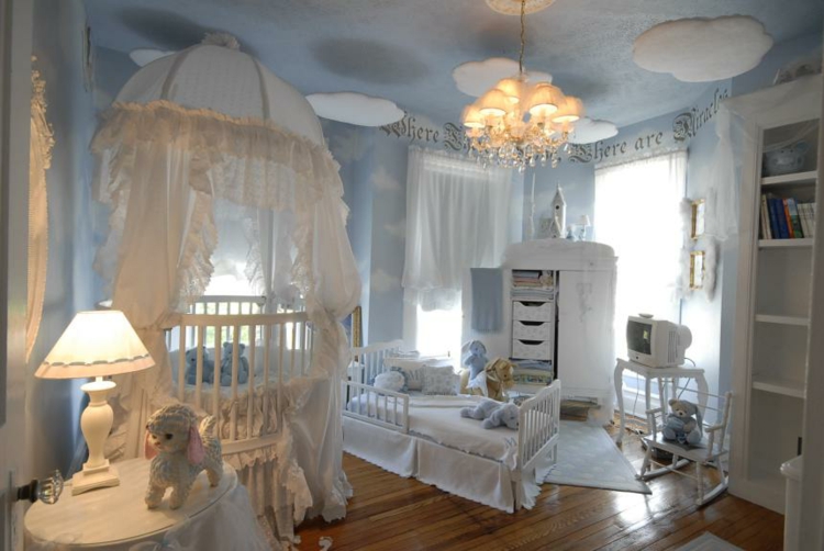 chambre-enfant-blanche-nuance-bleu-suspension-lampe-poser-etageres-blanches
