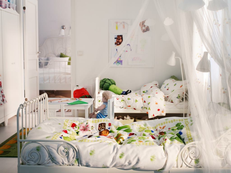 ambre-enfant-blanche-petits-lits-coussins-couverture-rideaux-transparents