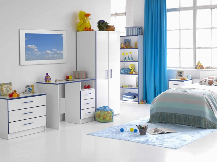 chambre-enfant-blanche-rideaux-bleu-bureau-etageres-rangement