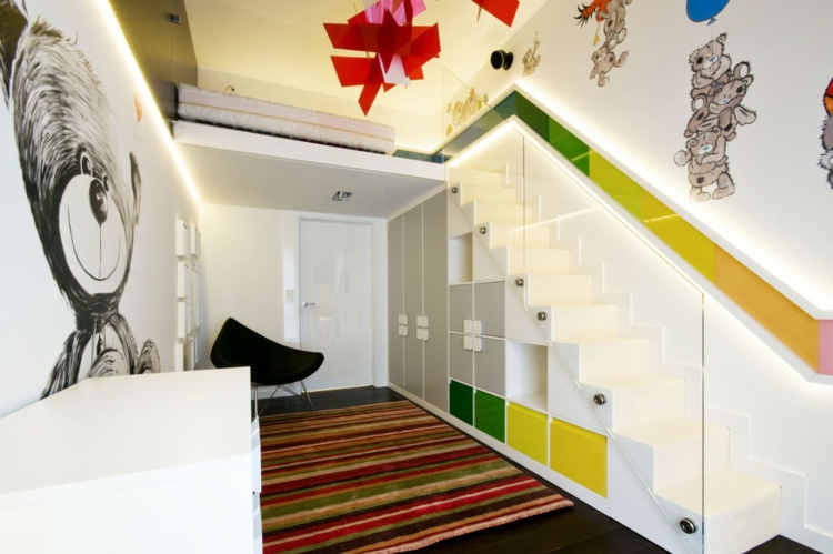 chambre-enfant-blanche-sous-escalier-armoire-rangemnt-deco-murale