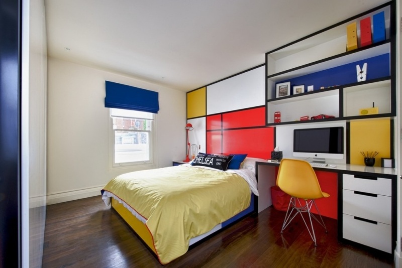 chambre-rouge-armoire-rangement-chaise-jaune-grand-lit