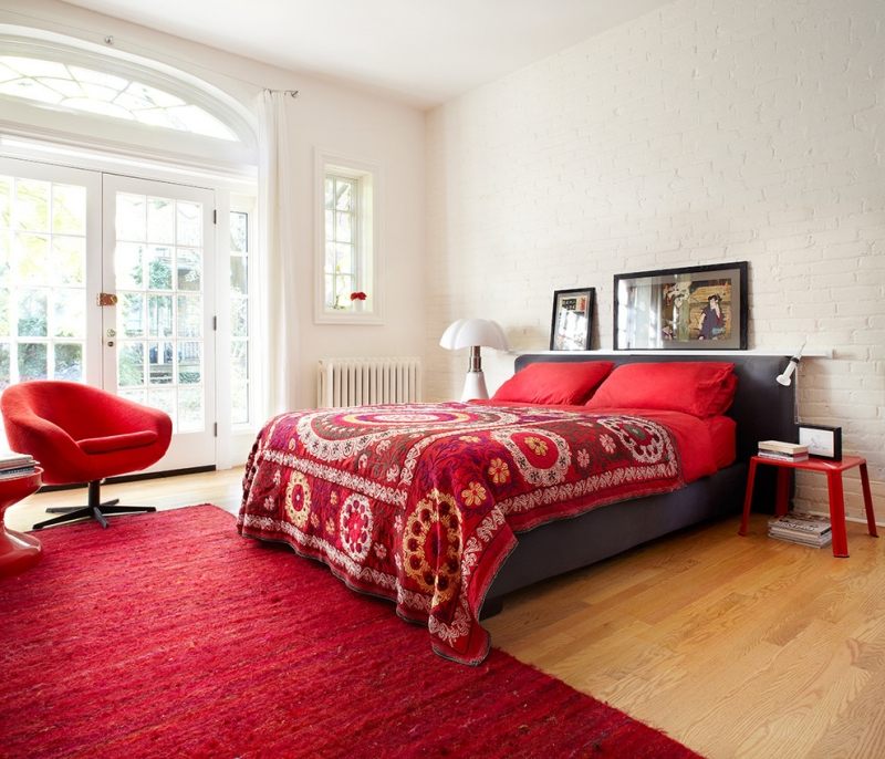 chambre-rouge-blanche-tapis-grand-lit-fauteuil-parquet-flottant