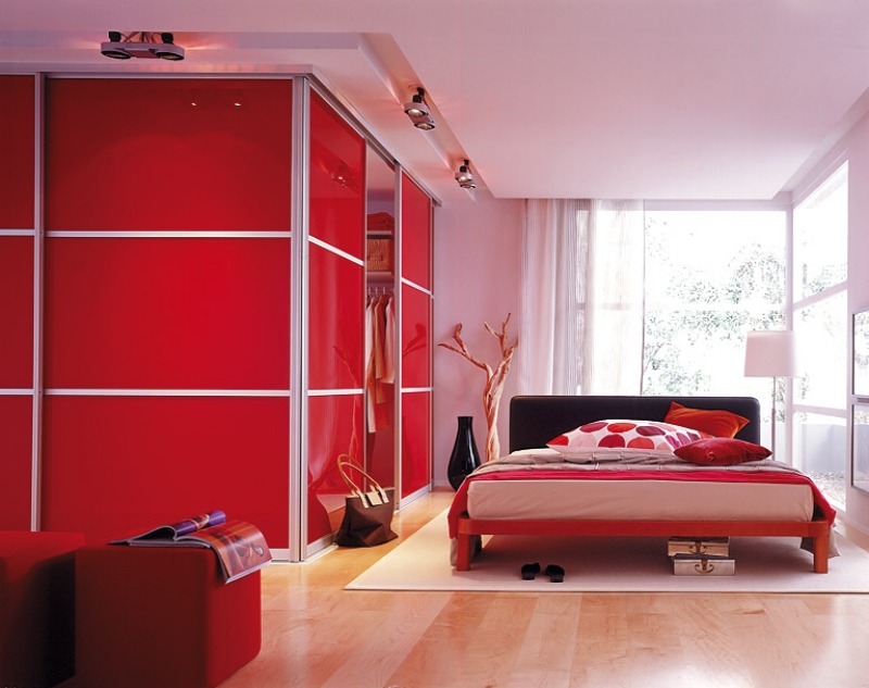 chambre rouge  grand-lit-armoire-rangement-parquet-flottant