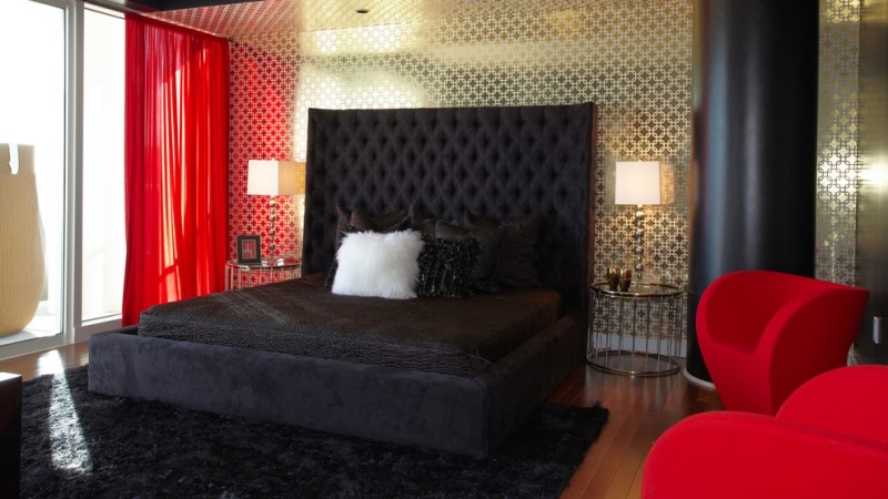 chambre-rouge-grand-lit-coussin-lampe-poser-chaises