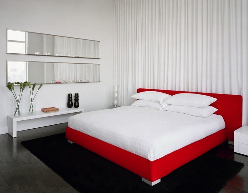 chambre-rouge-grand-lit-coussins-rideaux-blanc