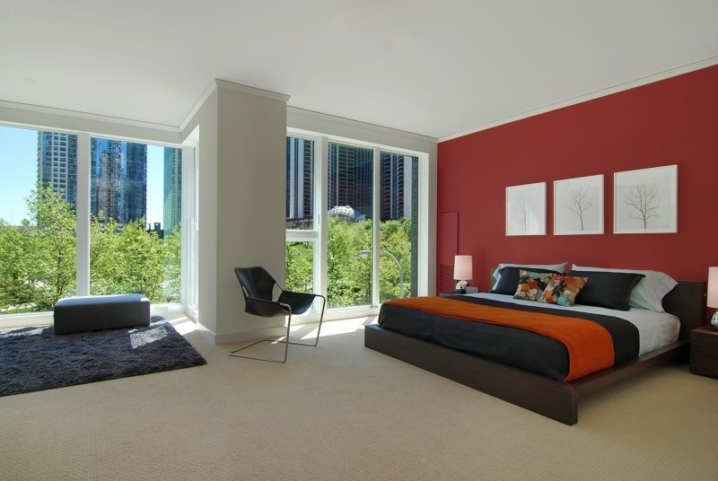 chambre-rouge-grand-lit-deco-murale-peinture-tapis-ottoman-chaise