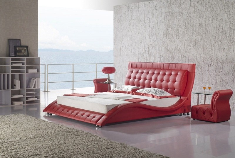 chambre-rouge-grand-lit-fauteuil-grand-lit-tapis-peinture-grise