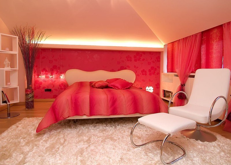 chambre-rouge-grand-lit-repose-pieds-fauteuil-tapis