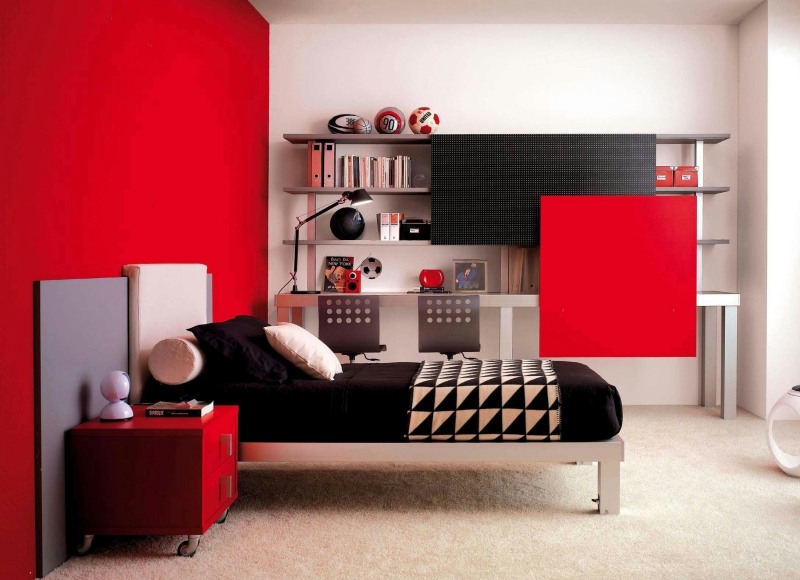 chambre rouge lit-armoire-rangement-tete-lit-tapis