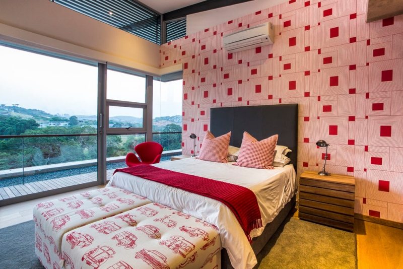 chambre-rouge-papier-peint-ottoman-grand-lit-deco-murale