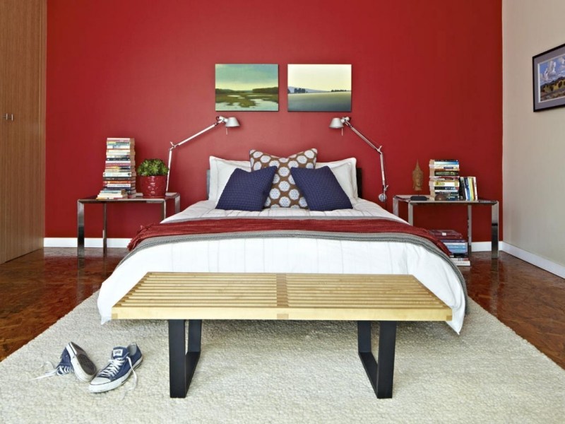 chambre-rouge-tapis-blanc-grand-lit-lampe-tableau