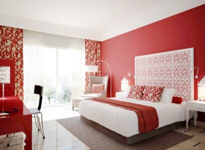 chambre-rouge-tete-lit-coussisn-lampe-sol-bureau-chaise-lampe-poser-lanterne