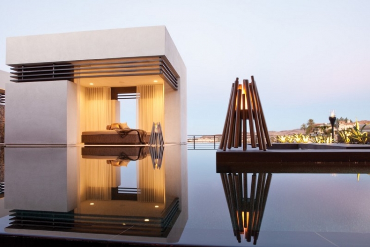 cheminee-exterieur-chambre-coucher-terrasse-piscine-spots-encastres