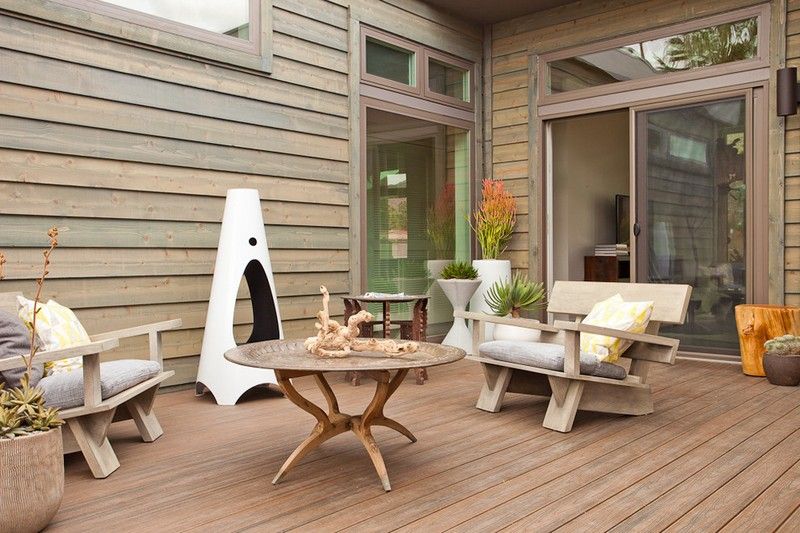 cheminee-exterieur-fauteuil-bois-coussins-terrasse-sol-galette