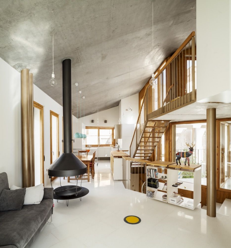 cheminée-centrale-escalier-bois-moderne-plafond-béton