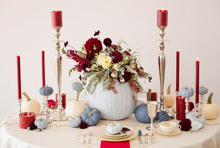 composition-florale-vase-citrouille-begeoirs-bougies-rouges