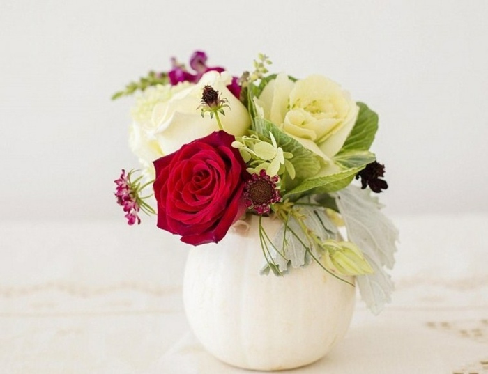 composition florale vase-citrouille blanche roses