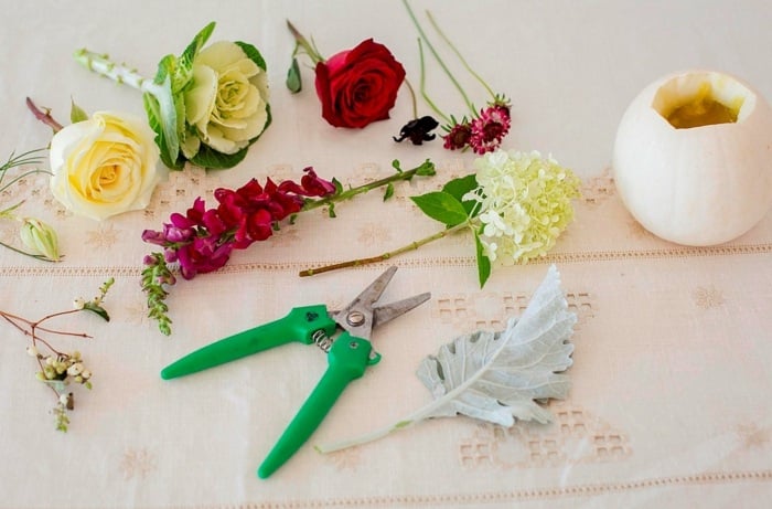 composition-florale-vase-citrouille-matériaux-nécessaire