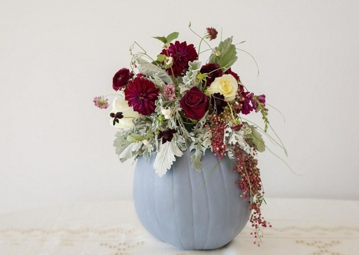 composition-florale-vase-citrouille-peinte-bleu-gris