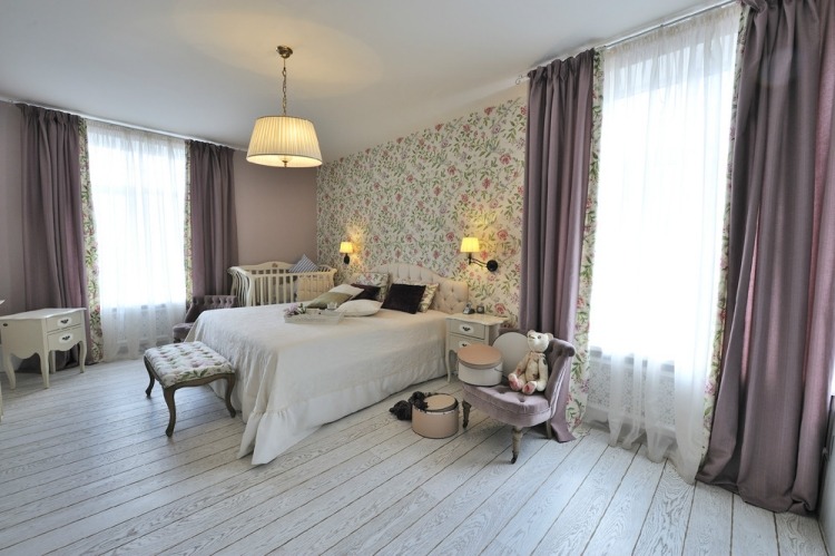 couleur-chambre-adulte-papier-peint-motif-flora-grand-lit-lit-bebe-rideau-rose