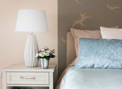 couleur-chambre-adulte-papier-peint-oiseau-vase-table-chevet