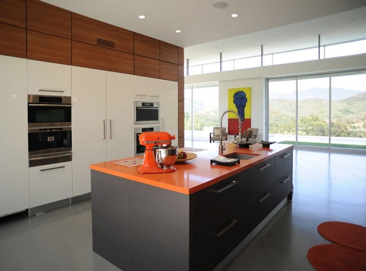 couleur-cuisine-armoires-blanches-façade-bois-îlot-gris-anthracite-orange couleur pour cuisine