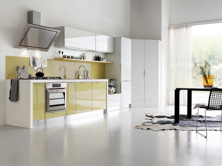 couleur-cuisine-armoires-blanches-jaunes-crédence-jaune-tapis-beige-noir