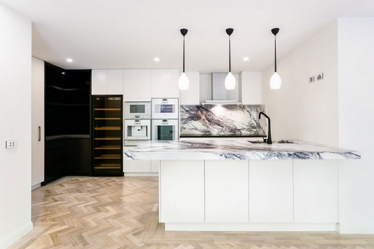 couleur-cuisine-armoires-blanches-noires-crédence-marbre-suspensions-noir-blanc couleur pour cuisine