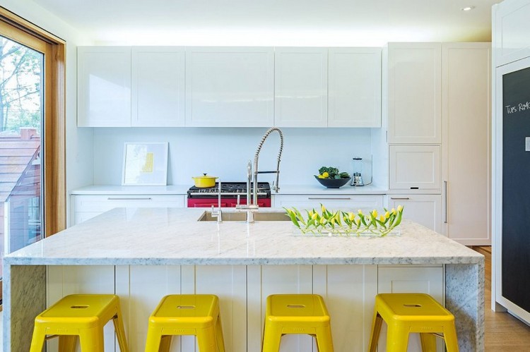 couleur-cuisine-armoires-blanches-îlot-plan-travail-marbre-chaises-jaunes couleur pour cuisine
