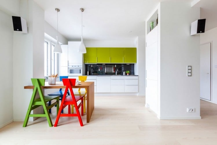 couleur-cuisine-armoires-façade-blanche-verte-chaises-multicolores couleur pour cuisine