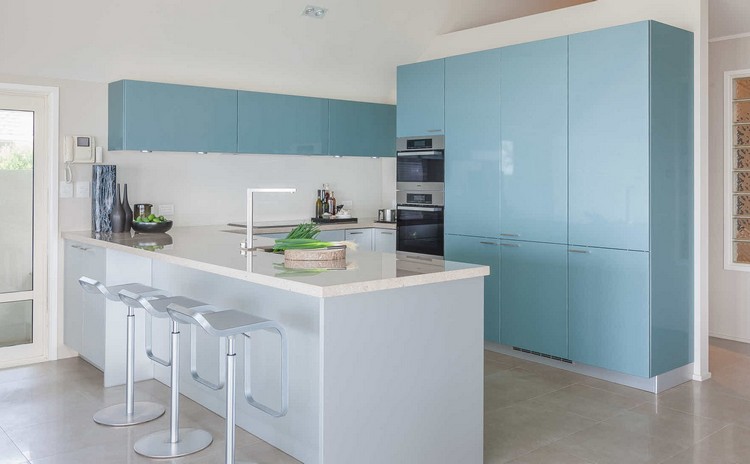 couleur-cuisine-armoires-façade-bleu-glacier-îlot-blanc-SOPHISTICATED-SIMPLICITY-Poggenpohl couleur pour cuisine