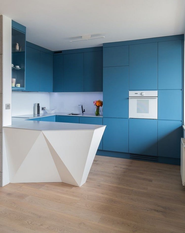 couleur-cuisine-armoires-façade-bleue-bar-blanc-facetté couleur pour cuisine